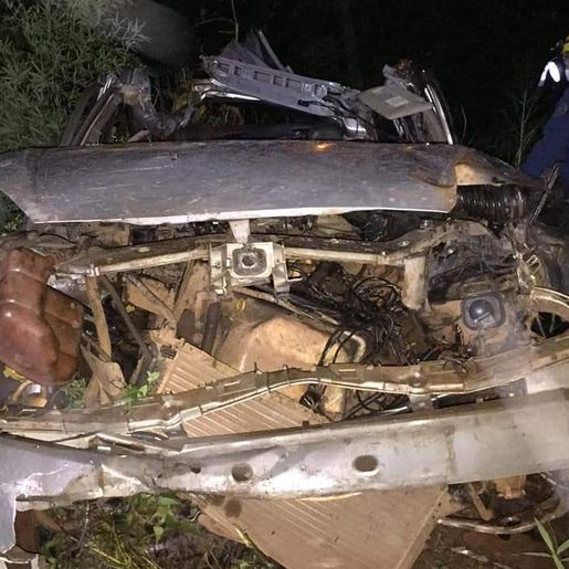 Saída de pista mata dois jovens e deixa dois feridos na BR-282