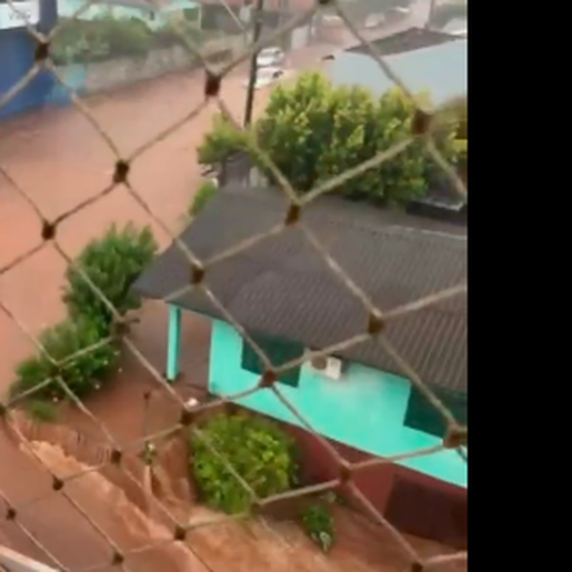 Chuva de até 100mm em menos 30 minutos deixa cidade alagada no RS