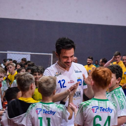 Falcão se apresenta em jogo festivo no ginásio do Guarani