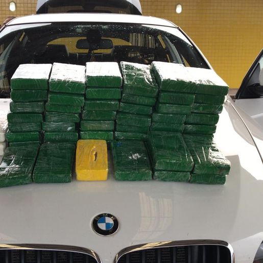 PRF de Guaraciaba apreende cocaína escondida em uma BMW