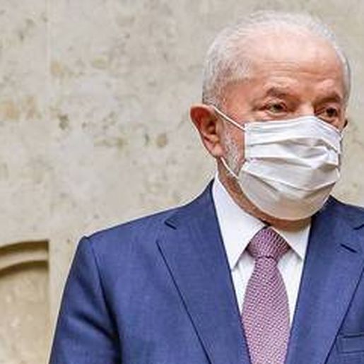 Lula retirou excesso de pele nas pálpebras e tratou artrose no quadril