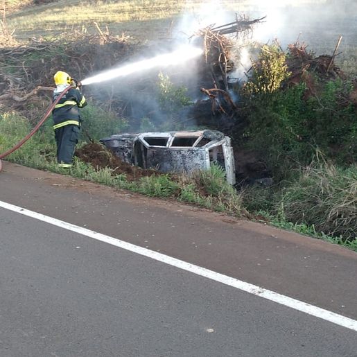 Veículo capota e pega fogo na SC-160
