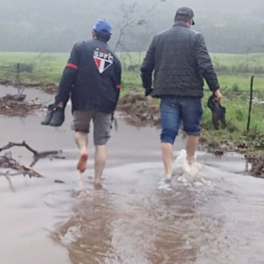 Chuva forte arrasta ponte e deixa lavouras submersas no Extremo-Oeste
