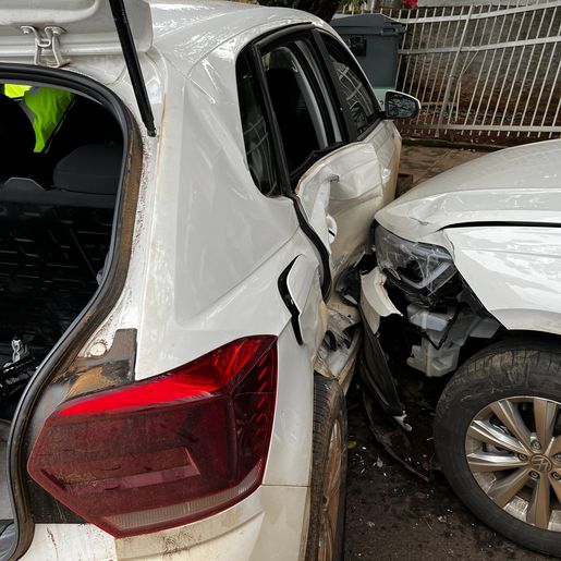 Veículo sem motorista invade a rua e colide contra dois automóveis no centro de SMO