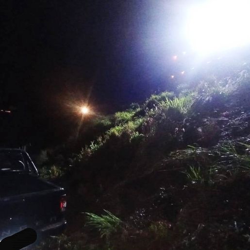 Saída de pista seguida de queda em ribanceira fere motorista na BR-163