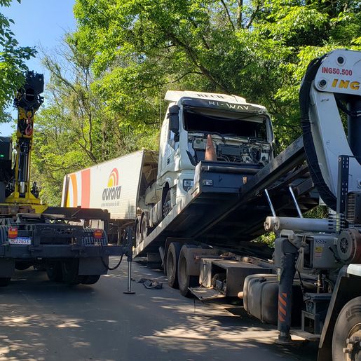 Depois de duas horas de interdição, SC-163 é liberada após retirada de caminhão
