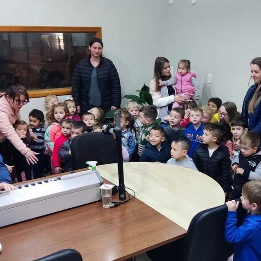 40 crianças da creche São Domingos visitam a Rádio Cedro FM