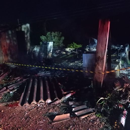 Incêndio destrói residência no interior de Campo Erê