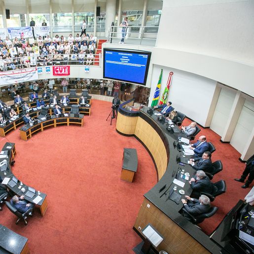 Deputados de SC aprovam mudança em desconto de 14% a aposentados