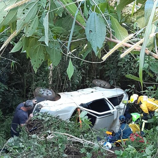 Saída de pista seguida de queda em ribanceira deixa três feridos em Mondaí