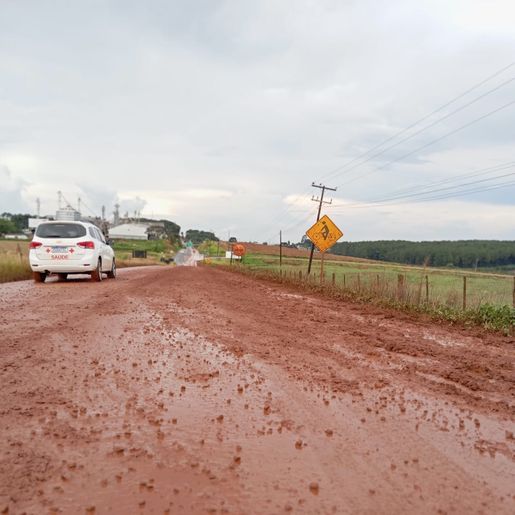 Bombeiros utilizam 10 mil litros de água para remover barro da SC-305 em Campo Erê