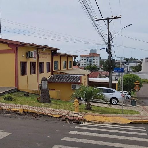 Bombeiros aprendem linguagem de sinais para atender surdos