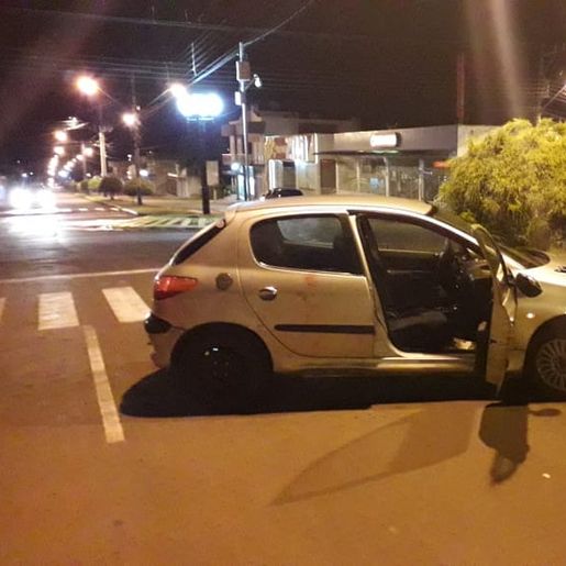 Colisão com poste deixa mulher ferida no centro
