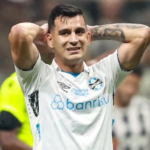 Grêmio perde para o Atlético-MG em jogo atrasado do Brasileirão com polêmica do VAR