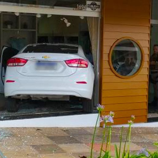 Carro invade loja no centro de São Miguel do Oeste