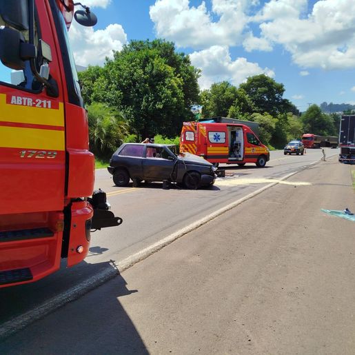 Colisão entre carro e caminhão deixa motorista gravemente ferido na BR-282