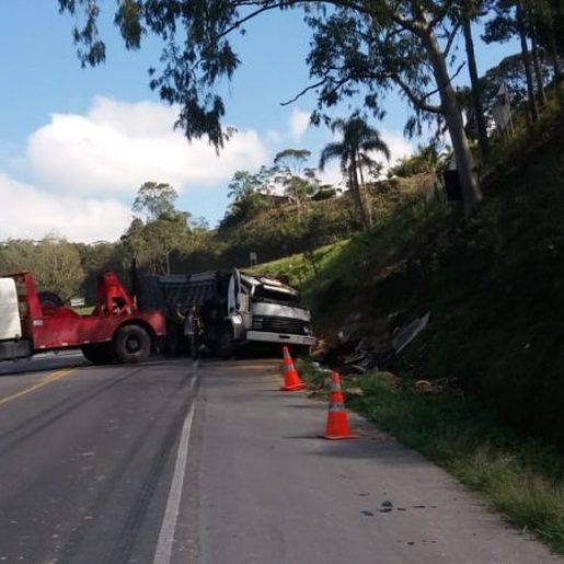 Caminhoneiro morre em saída de pista seguida de tombamento