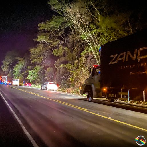 Incêndio em carreta bloqueia BR-282 por mais de 30 minutos; assista ao vídeo