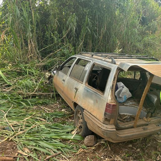 Veículo sai da pista e cai em ribanceira no interior de Cunha Porã