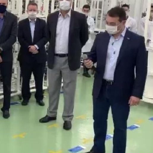 VÍDEO: Moisés chora ao visitar linha de produção de respiradores em SC