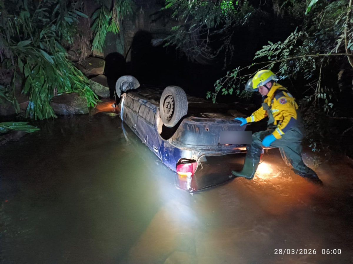 Veículo sai da pista e cai em rio no interior de Bandeirante
