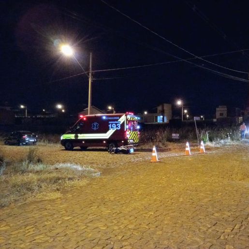 Motociclista sofre ferimentos em colisão com carro
