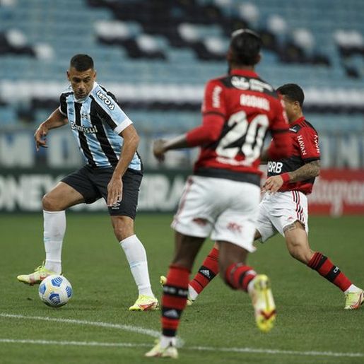 Com um a menos, Grêmio busca empate com o Flamengo em jogo atrasado