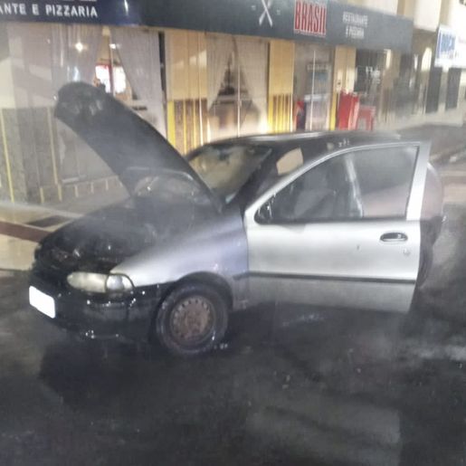 Incêndio em veículo é registrado no centro de Mondaí