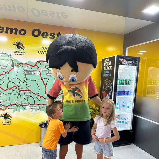 Peperito marca presença no estande da Peperi na Faismo 2024