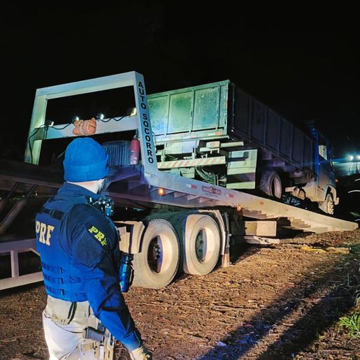 Motorista é flagrado dirigindo caminhão à noite com lanterna de celular