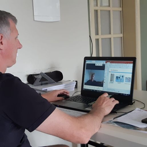 Professor conta rotina de trabalhos com novo sistema de aulas a distância