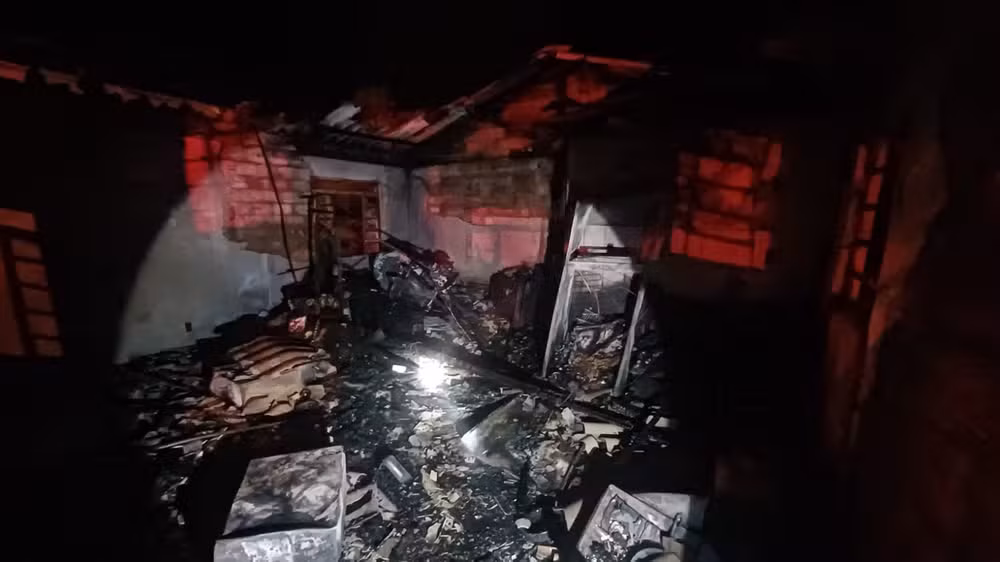 Mulher é encontrada morta em casa destruída pelo fogo em SC