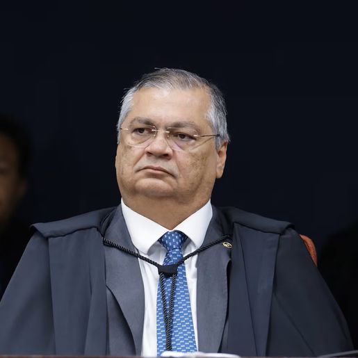 Flávio Dino acompanha Moraes e vota pela condenação de Bolsonaro, com ressalva