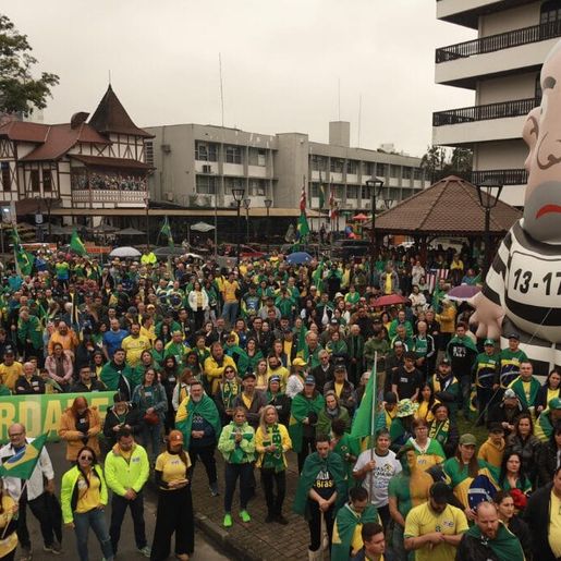 Cidades de SC têm protestos pró-Bolsonaro com pedidos de anistia e críticas ao STF