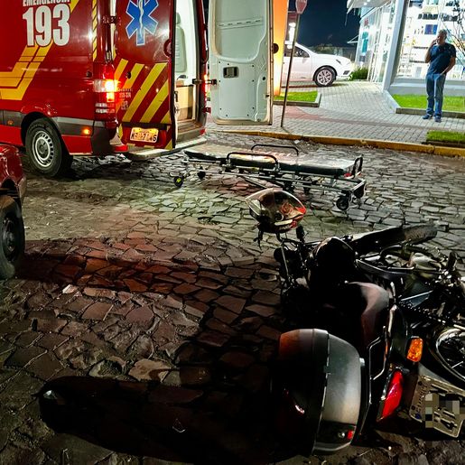 Motociclista sofre fratura exposta em acidente na Avenida Willy Barth