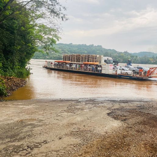 Balsa retoma travessia do Rio Uruguai em Itapiranga