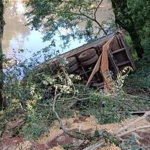 Dois ficam feridos após pular de caminhão em movimento em Guaraciaba