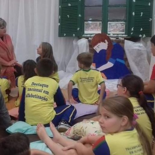 Professora cita importância da contação de histórias para a educação das crianças