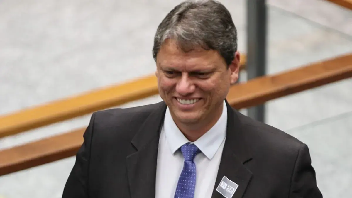 Tarcísio de Freitas é reeleito governador de São Paulo no primeiro turno