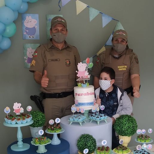 PMs atendem pedido e participam de aniversário de garoto em SMO