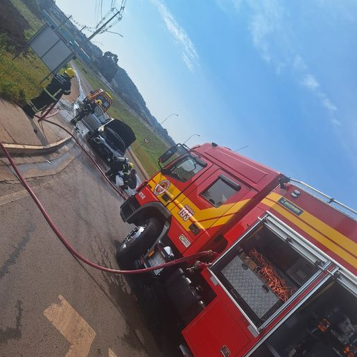 Carro argentino pega fogo na via periférica de São José do Cedro