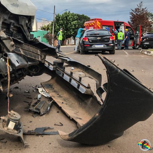 VÍDEO: Mulher invade preferencial e causa acidente no centro de SMO