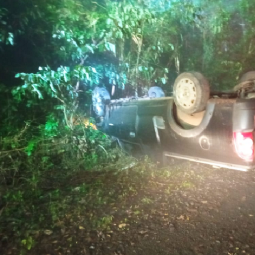 Saída de pista seguida de capotamento é registrada na SC-283 em Palmitos