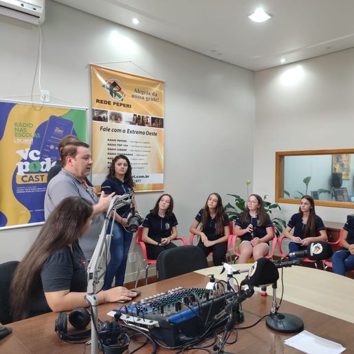 Vereadores Mirins da VIII Legislatura fazem visita à Radio Cedro FM