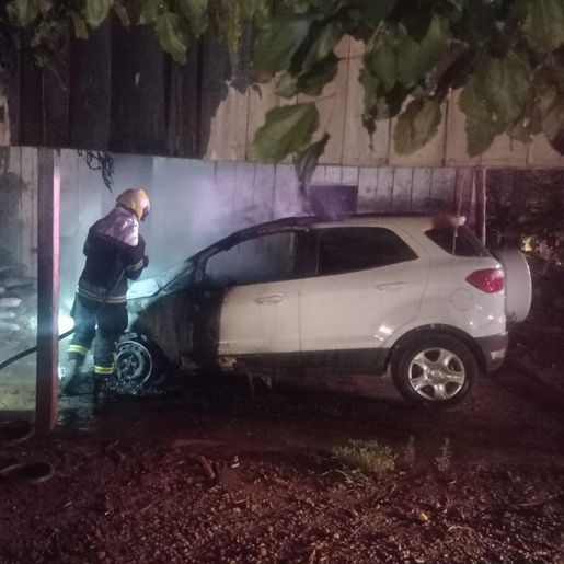 Carro pega fogo durante a madrugada em Princesa