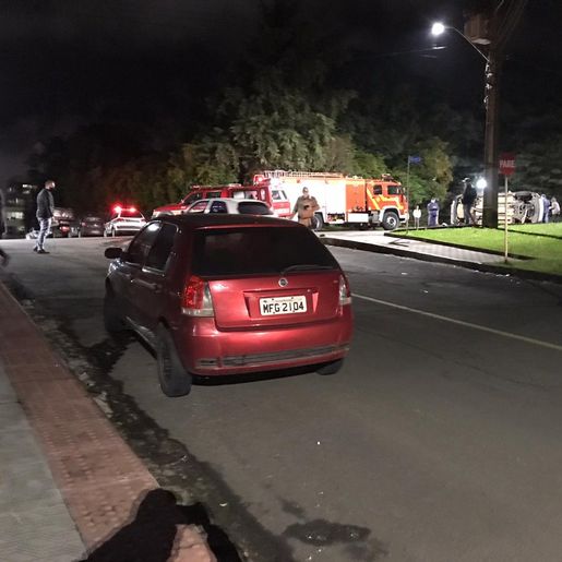 VÍDEO: Casal fica preso às ferragens após colisão no centro de SMOeste