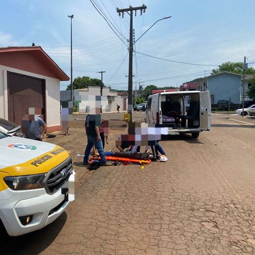 Motociclista fica gravemente ferido ao fugir da polícia e colidir em ônibus escolar
