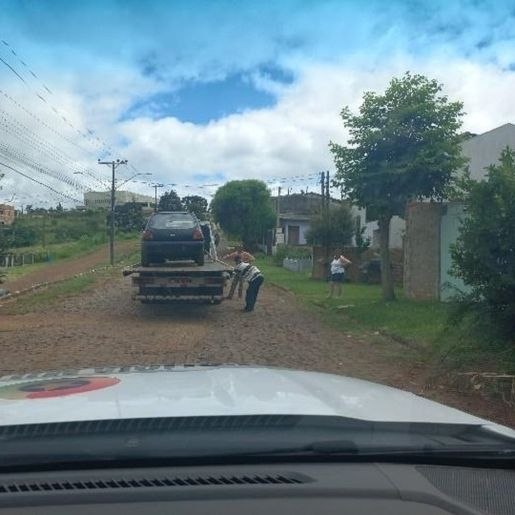 Motorista tira cochilo no meio da rua e carro é levado pela PM