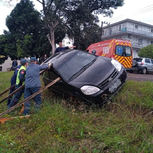ITAPIRANGA: Condutor erra manobra em estacionamento e mobiliza bombeiros