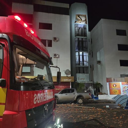 Bombeiros atendem queda de laje de caixa d’água em prédio no centro de Xaxim